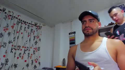 Snapshot of leon__hart chatting on December 16, 11:39 pm Leon Hart online show from December 16, 11:39 pm