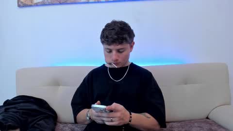 Snapshot of leoo_miller chatting on October 20, 9:08 pm Leo  online show from October 20, 9:08 pm