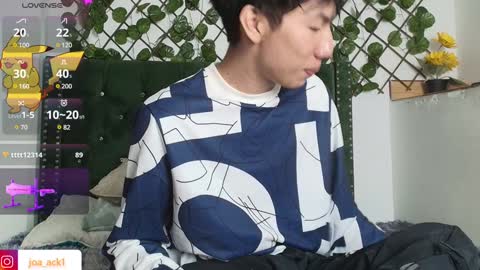 Snapshot of levi_ackermann1 chatting on December 14, 2:45 am Levi  online show from December 14, 2:45 am