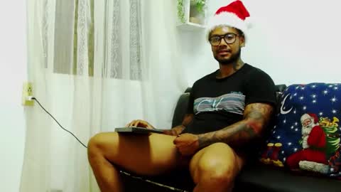 Snapshot of lewisstrong chatting on December 25, 12:05 am Lewis Strong online show from December 25, 12:05 am