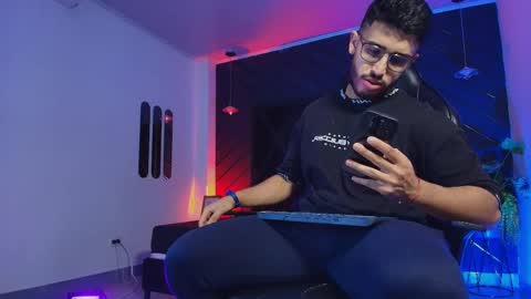 LIAM KLEIN online show from April 8, 11:31 am