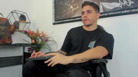 Snapshot of liam_walk chatting on January 23, 2:17 pm Liam online show from January 23, 2:17 pm