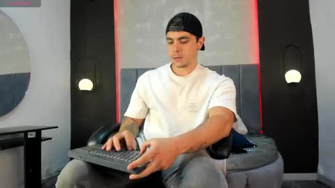 Snapshot of liam_walk chatting on September 23, 10:09 pm Liam online show from September 23, 10:09 pm