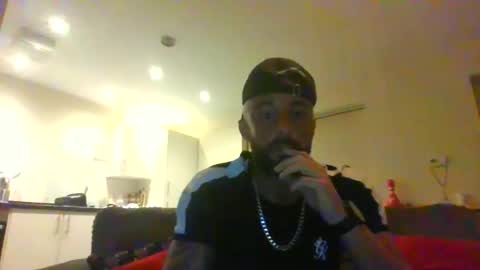 Leon online show from December 18, 6:59 pm