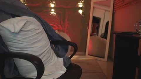 logan_varela online show from July 10, 1:14 pm
