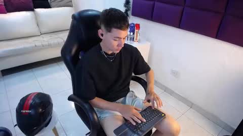 Loganfoster  online show from December 22, 9:12 pm