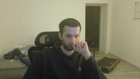 Snapshot of londonboy918070 chatting on March 4, 9:43 pm londonboy918070 online show from March 4, 9:43 pm