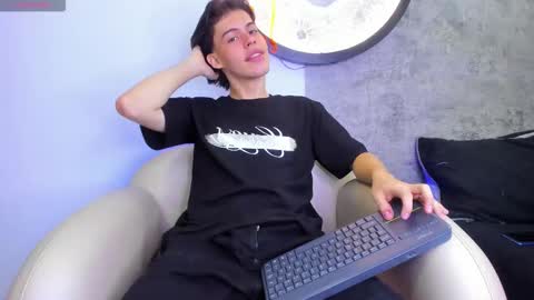Snapshot of lucian_greyy chatting on October 25, 4:25 am lucian_greyy online show from October 25, 4:25 am