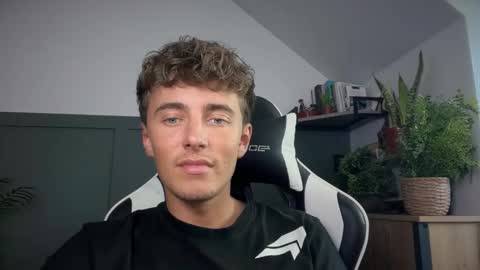 Snapshot of luciancrowe chatting on September 8, 3:22 pm Lucian online show from September 8, 3:22 pm