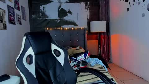 luckk_ online show from May 1, 7:11 am