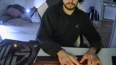 lukasschoetz online show from December 28, 11:26 pm