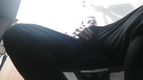 Snapshot of master_thorn chatting on December 8, 4:25 am Master Thorn online show from December 8, 4:25 am