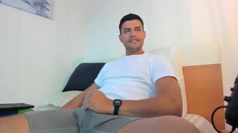 Snapshot of mattbauman94 chatting on February 10, 10:51 pm  ig mattventure94 online show from February 10, 10:51 pm