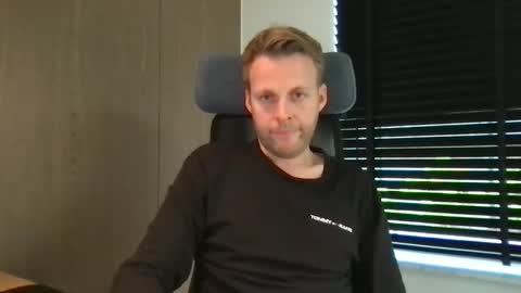 Max take off clothes online show from October 14, 9:05 am