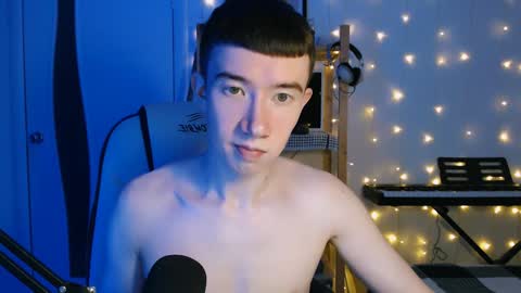 Snapshot of max_zife chatting on December 13, 6:27 pm Max online show from December 13, 6:27 pm