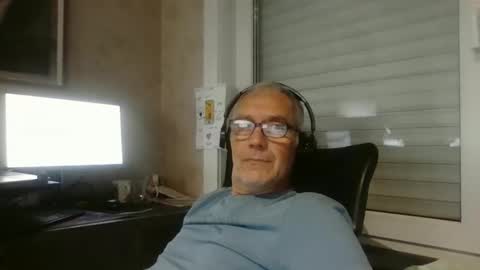 Snapshot of maxou569 chatting on October 15, 8:44 am maxou569 online show from October 15, 8:44 am