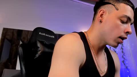 Snapshot of maxwell_dupont chatting on February 7, 9:37 pm MAX online show from February 7, 9:37 pm