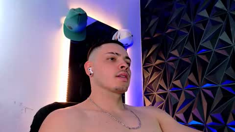 Snapshot of maxwell_dupont chatting on October 11, 7:29 pm MAX online show from October 11, 7:29 pm