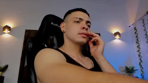 Snapshot of maxwell_dupont chatting on February 23, 9:36 pm MAX online show from February 23, 9:36 pm