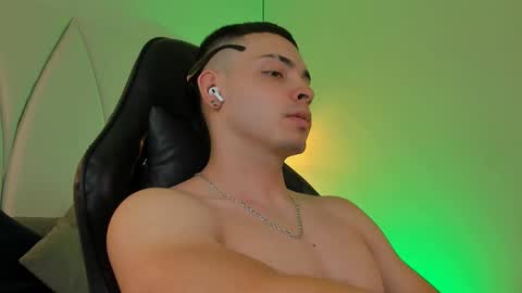 Snapshot of maxwell_dupont chatting on March 6, 10:47 pm MAX online show from March 6, 10:47 pm