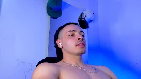 Snapshot of maxwell_dupont chatting on September 23, 9:58 pm MAX online show from September 23, 9:58 pm