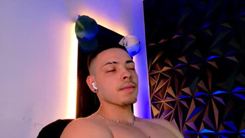 Snapshot of maxwell_dupont chatting on October 19, 1:10 am MAX online show from October 19, 1:10 am