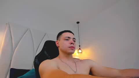 Snapshot of maxwell_dupont chatting on February 10, 8:31 pm MAX online show from February 10, 8:31 pm