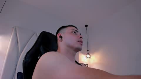 Snapshot of maxwell_dupont chatting on February 19, 7:38 pm MAX online show from February 19, 7:38 pm