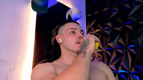 Snapshot of maxwell_dupont chatting on October 7, 11:42 pm MAX online show from October 7, 11:42 pm