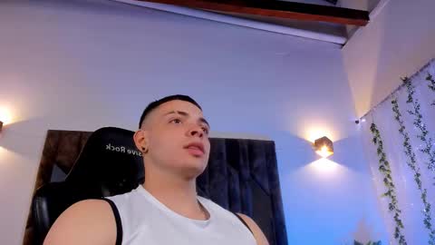 Snapshot of maxwell_dupont chatting on February 22, 9:10 pm MAX online show from February 22, 9:10 pm