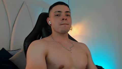 Snapshot of maxwell_dupont chatting on March 8, 9:51 pm MAX online show from March 8, 9:51 pm