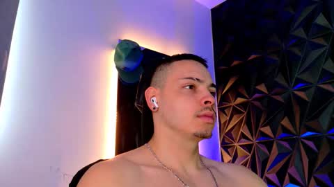 Snapshot of maxwell_dupont chatting on October 21, 8:01 pm MAX online show from October 21, 8:01 pm