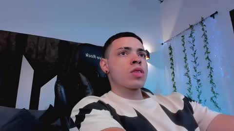 Snapshot of maxwell_dupont chatting on February 9, 9:17 pm MAX online show from February 9, 9:17 pm