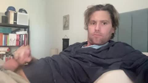 Snapshot of mbnc chatting on December 4, 8:07 pm lol online show from December 4, 8:07 pm