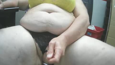 Snapshot of mechanic_voyeur chatting on October 27, 10:34 pm mechanic_voyeur online show from October 27, 10:34 pm