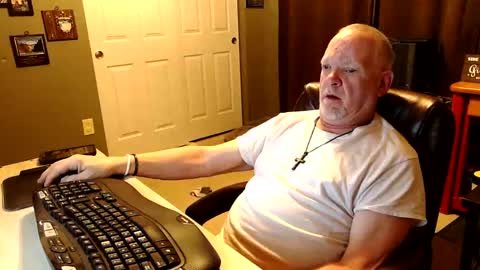Snapshot of midwestdad09 chatting on October 26, 7:21 am midwestdad09 online show from October 26, 7:21 am