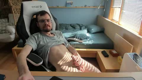 momotkb online show from April 17, 8:00 pm