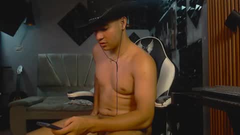 mr_mois online show from June 29, 10:15 am