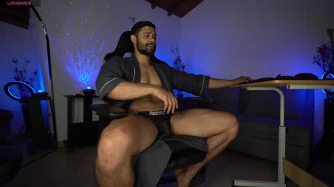 Snapshot of mrlouiss chatting on January 7, 11:24 pm Luis    Instagram   online show from January 7, 11:24 pm