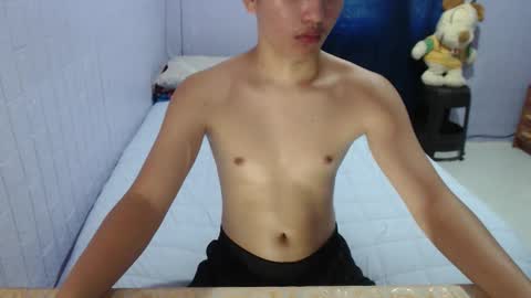 Snapshot of naughtyboytoni chatting on October 1, 3:32 am naughtyboytoni online show from October 1, 3:32 am