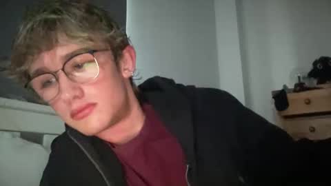 nerdytwink18 online show from February 12, 9:15 am