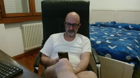 simi online show from April 12, 2:29 pm