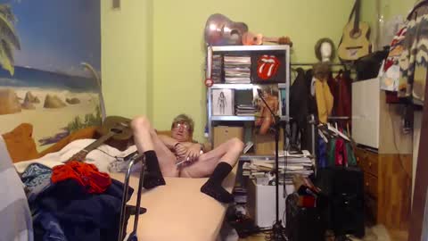 the hole wold is very horny online show from December 5, 2:33 pm