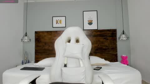 Snapshot of niall_falcon chatting on January 20, 1:00 pm Niall  online show from January 20, 1:00 pm