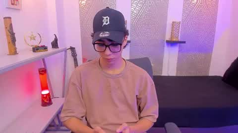 Snapshot of nikolay_gregori chatting on September 28, 4:43 am    online show from September 28, 4:43 am
