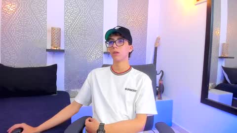 Snapshot of nikolay_gregori chatting on December 26, 4:43 am    online show from December 26, 4:43 am