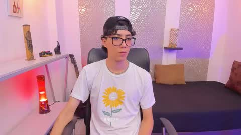 Snapshot of nikolay_gregori chatting on October 15, 4:53 am    online show from October 15, 4:53 am
