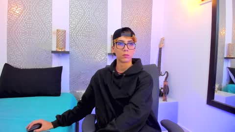 Snapshot of nikolay_gregori chatting on December 25, 4:22 am    online show from December 25, 4:22 am