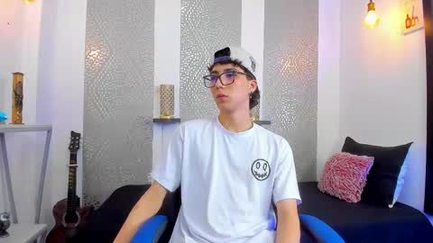 Snapshot of nikolay_gregori chatting on February 25, 4:24 am    online show from February 25, 4:24 am