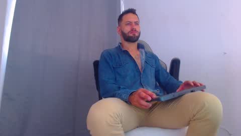 Snapshot of oliverdrew1 chatting on January 6, 6:31 pm oliver online show from January 6, 6:31 pm